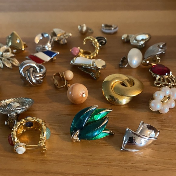 Lot of 24 vintage single clip on earrings - Picture 2 of 8